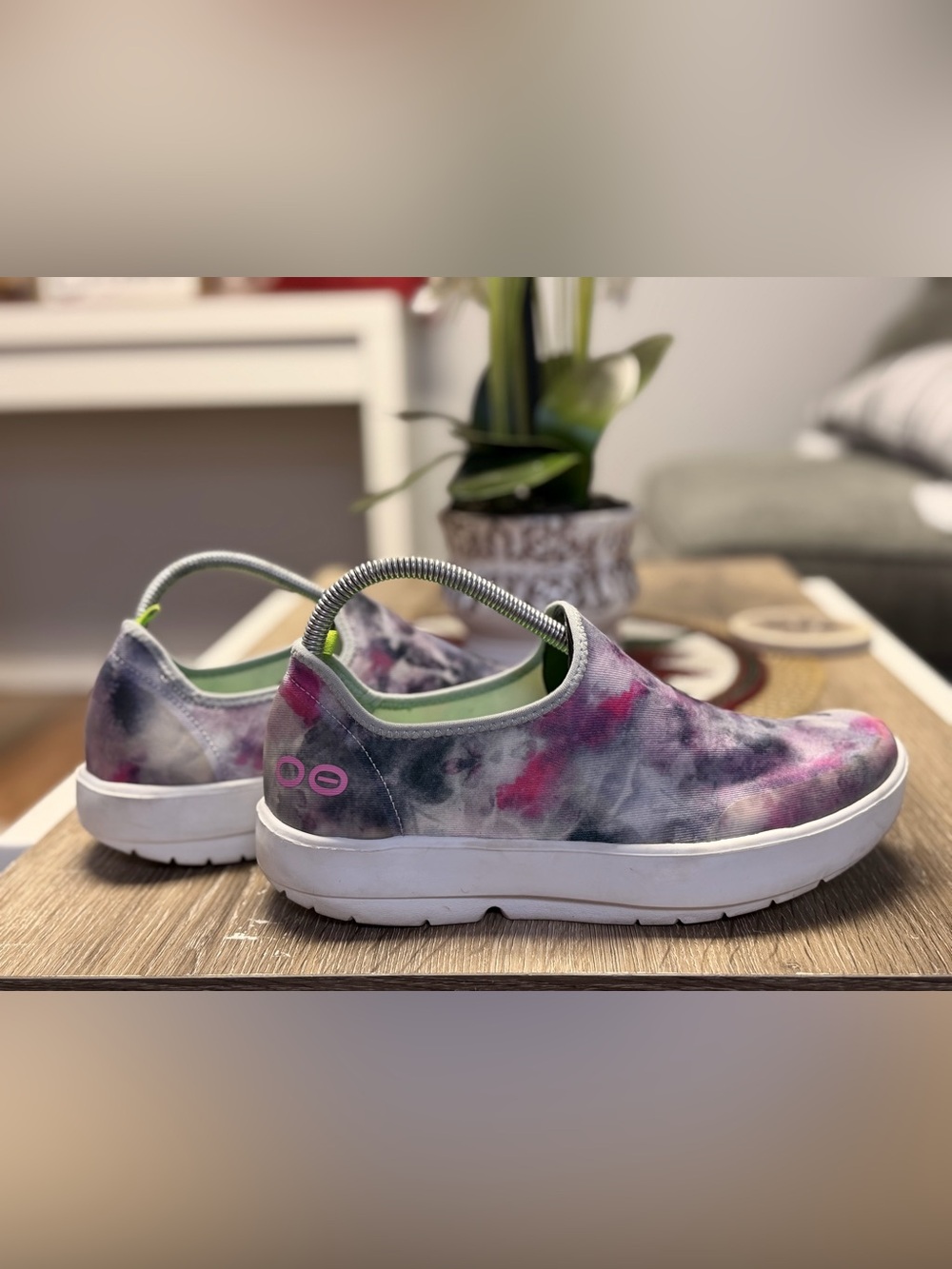 OOFOS OOmg eeZee Pink Purple Tie Dye Slip On Recovery Sneaker Women's Sz 9.5